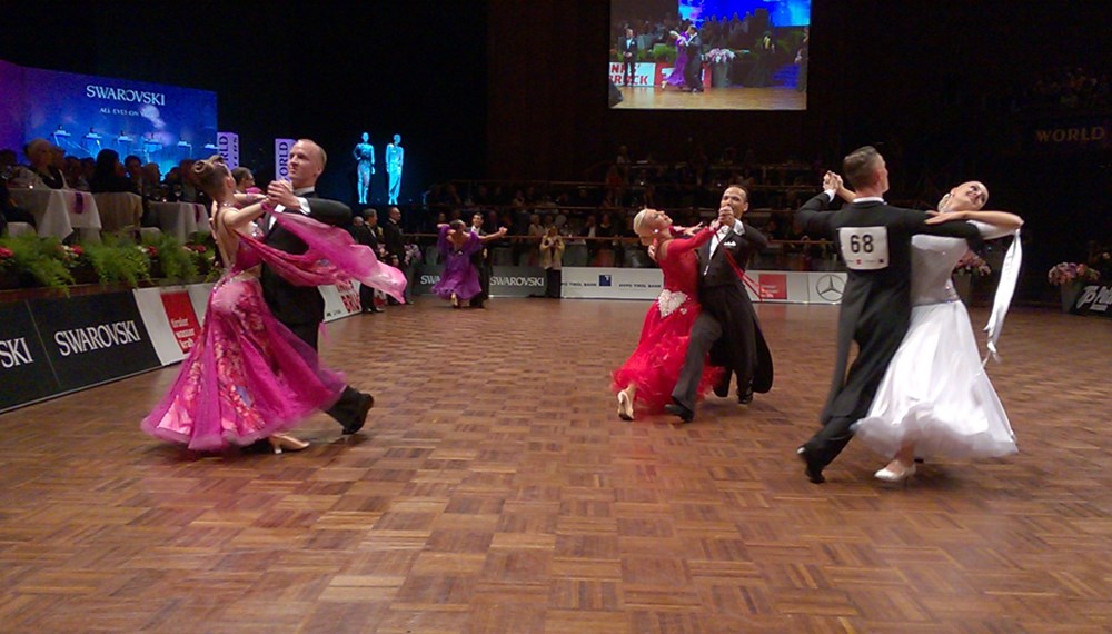 Das World Masters Innsbruck hat sich in den vergangenen Jahrzehnten einen Namen in der Tanzwelt gemacht und war heuer zum 25. Mal Fixtermin für die Besten der Besten im Tanzsport. In der Tanzwelt steht das WORLD MASTERS und INNSBRUCK als Synonym für eine elegante, hochkarätige und perfekt organisierte Tanzveranstaltung, sowohl für die Teilnehmer als auch für das Publikum. Nach mehr als einem Vierteljahrhundert Tanzsport auf höchstem Niveau in Tirol fand heuer das 25. World Masters im Congress Innsbruck statt. Gemeinsam mit KO GR Mag. Lucas Krackl (l.) überzeugten sich Vizebürgermeister und Sportreferent Christoph Kaufmann (2.v.l.) von den tollen Leistungen und die perfekte Organisation von Ferry und Julia Polai (M.).