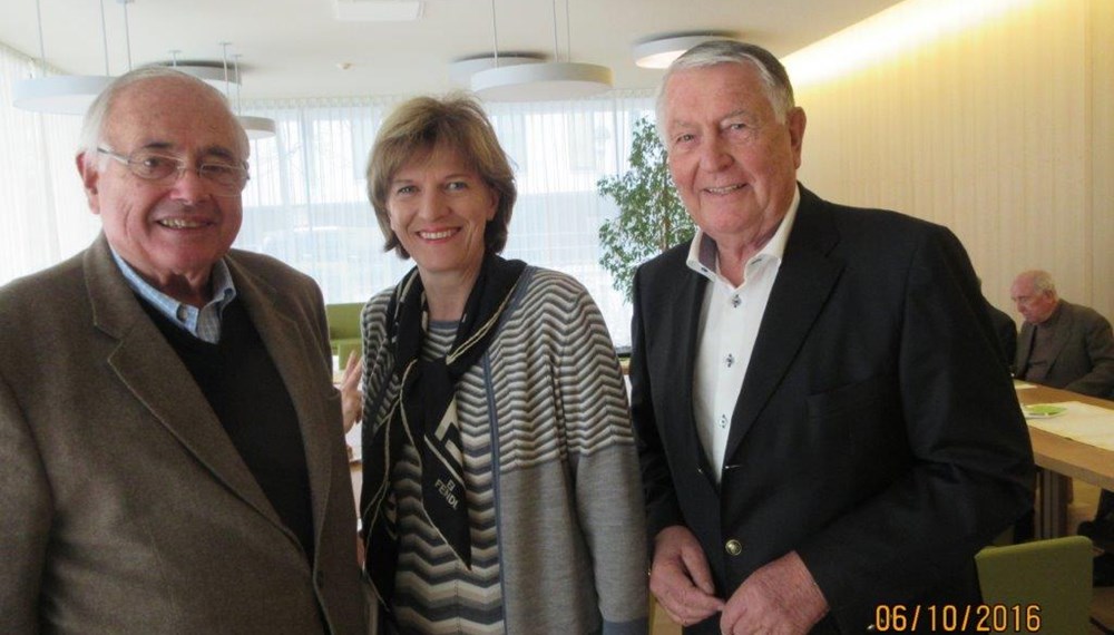 "Gemeinsam über Europa nachdenken" - unter diesem Motto trafen Mitte Oktober zahlreiche Interessierte zur Diskussion mit dem langjährigen Bundesminister Prof. Heinrich Neisser (l.) zusammen. Auch Innsbrucks Bürgermeisterin Mag.a Christine Oppitz-Plörer (Mitte) folgte gerne der Einladung der "Vereinigung Öffentlicher Mandatare", hier am Bild vertreten durch Vorsitzenden Rudi Warzilek (r.).