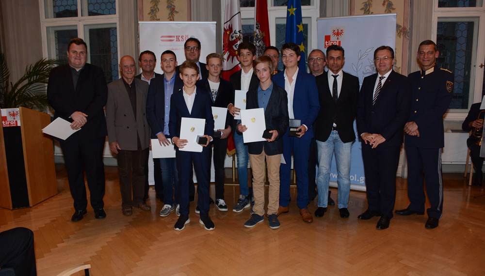 Am 19. Oktober fand im neuen Landhaus in Innsbruck, Saal Paris, die Auszeichnung von couragierten Bürgern durch Landeshauptmann Günther Platter (2.v.r.) gemeinsam mit dem Präsidenten des Kuratoriums Sicheres Österreich Landesklub Tirol Landespolizeidirektor Mag. Helmut Tomac (1.v.r.), dem Vorstandsvorsitzenden der Moser Holding AG Mag. Hermann Petz sowie Stadtrat Franz X. Gruber (5.v.l.) als Vertreter der Stadt Innsbruck statt. Dabei wurden sieben Fälle aus den Bezirken Innsbruck-Stadt, Innsbruck Land, Kitzbühel, Schwaz und Lienz mit insgesamt 17 Zivilpersonen (sieben Frau und 10 Männer und Jugendliche) ausgezeichnet, die durch ihr beherztes und bedachtes Handeln Zivilcourage bewiesen und zur polizeilichen Ermittlungsarbeit, der Klärung von Straftaten sowie zur Festnahme von Tatverdächtigen einen wesentlichen Beitrag geleistet haben.