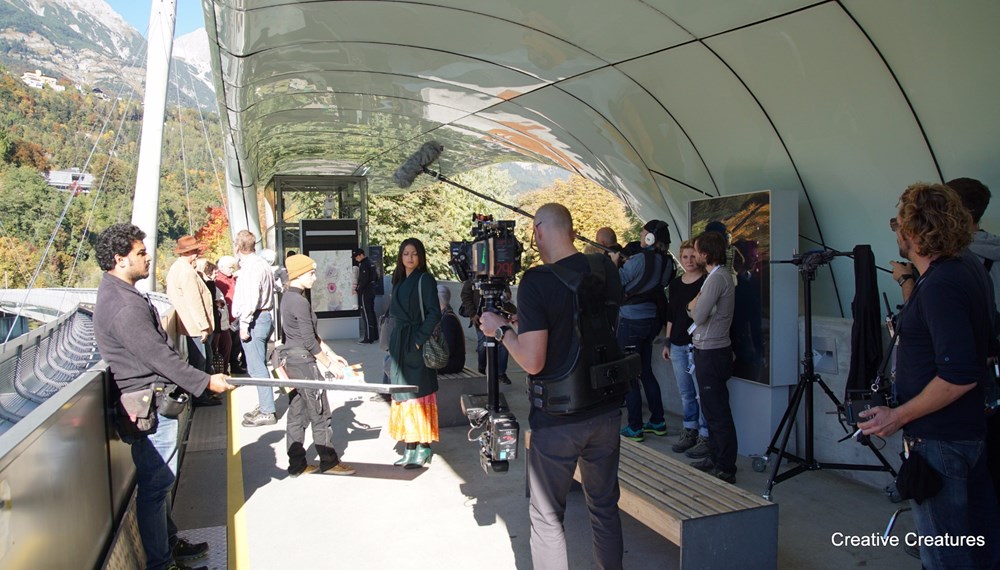 Das alpin-urbane Flair Innsbrucks bezaubert bald das Fernsehpublikum in Indien. Die Tiroler Landeshauptstadt bietet die perfekte Kulisse für die Serie „Mein Herz ist in der Ferne“. Gedreht wurden in Innsbruck sowie anderen österreichischen Schauplätzen vor allem Außenaufnahmen für die 312 Episoden der TV-Soap. Wöchentlich werden 70 Millionen ZuschauerInnen für die aufwändig produzierte Serie erwartet. Erzählt wird dabei die Geschichte zweier InderInnen, die fernab der Heimat – also in Innsbruck – ihr Glück suchen.