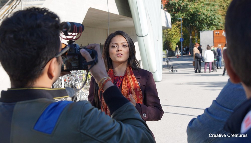 Das alpin-urbane Flair Innsbrucks bezaubert bald das Fernsehpublikum in Indien. Die Tiroler Landeshauptstadt bietet die perfekte Kulisse für die Serie „Mein Herz ist in der Ferne“. Gedreht wurden in Innsbruck sowie anderen österreichischen Schauplätzen vor allem Außenaufnahmen für die 312 Episoden der TV-Soap. Wöchentlich werden 70 Millionen ZuschauerInnen für die aufwändig produzierte Serie erwartet. Erzählt wird dabei die Geschichte zweier InderInnen, die fernab der Heimat – also in Innsbruck – ihr Glück suchen.