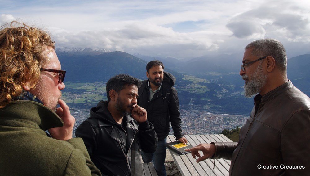 Das alpin-urbane Flair Innsbrucks bezaubert bald das Fernsehpublikum in Indien. Die Tiroler Landeshauptstadt bietet die perfekte Kulisse für die Serie „Mein Herz ist in der Ferne“. Gedreht wurden in Innsbruck sowie anderen österreichischen Schauplätzen vor allem Außenaufnahmen für die 312 Episoden der TV-Soap. Wöchentlich werden 70 Millionen ZuschauerInnen für die aufwändig produzierte Serie erwartet. Erzählt wird dabei die Geschichte zweier InderInnen, die fernab der Heimat – also in Innsbruck – ihr Glück suchen.