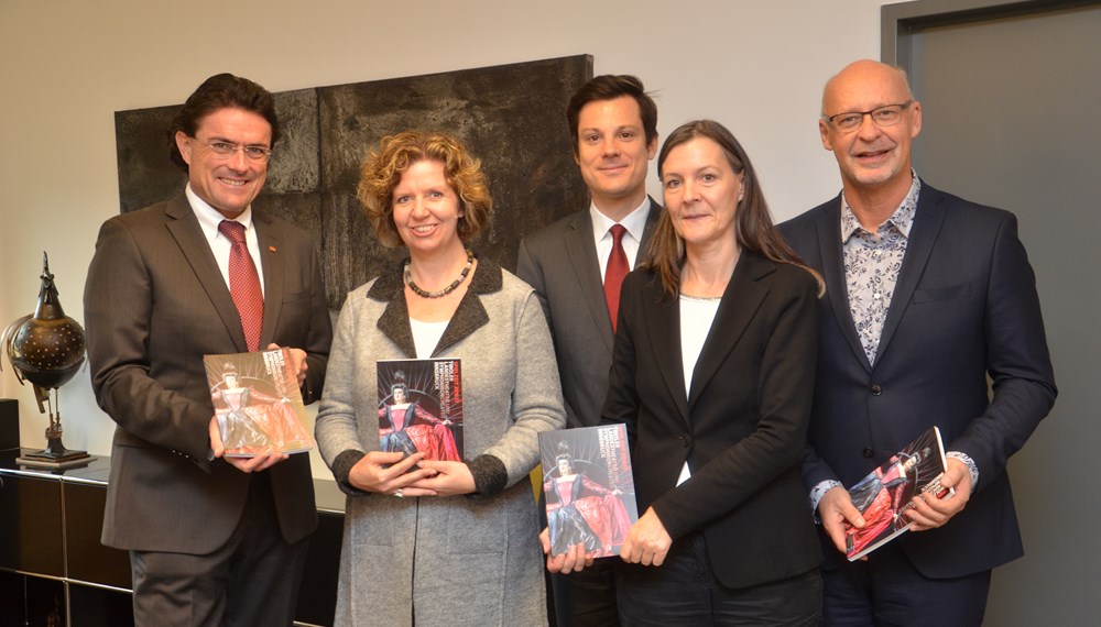 Eine gemeinsame Initiative des Casinos Innsbruck, der städtischen Kinder- und Jugendhilfe und des Tiroler Landestheaters (TLT) ermöglicht auch heuer wieder finanziell weniger gut aufgestellten Innsbrucker Familien schöne Theatererlebnisse. Insgesamt werden dafür 10.000 Euro je zur Hälfte von der Stadt Innsbruck und dem Casino Innsbruck aufgewendet. Der Kinder- und Jugendhilfe steht damit ein Kontingent rund 720 Gratis-Karten zur Verteilung durch SozialarbeiterInnen zur Verfügung.
Bei der Übergabe mit TLT-Intendant Johannes Reitmeier (1. v.r.) und Markus Lutz (Geschäftsführender Kaufmännischer Direktor TLT, 3. v.l.) richtete die Leiterin der Kinder- und Jugendhilfe, Mag.a Gabriele Herlitschka MSc (2. v.l.), ihren Dank an Kulturamtsleiterin Maria-Luise Mayr (2. v.r.) und an Hannes Hutter (Direktor Casino Innsbruck, 1. v.l.): „Diese gelungene Kooperation hilft unseren betreuten Familien am vielfältigen Kulturleben aktiv teilzuhaben und bereitet ihnen große Freude. Die Theateraktion bedeutet eine wertvolle Unterstützung unserer Familienbetreuung“. Organisiert werden die Theaterbesuche der Familien gemeinsam mit den jeweiligen SozialarbeiterInnen der Kinder- und Jugendhilfe: „Die Inszenierungen sprechen die Familien sehr an und bedeuten für viele eine Entlastung und Auszeit vom Alltag. Langfristig gesehen hat durch diese Aktion die Schwellenangst vor dem Theater deutlich abgenommen“, stellte Herlitschka abschließend fest.