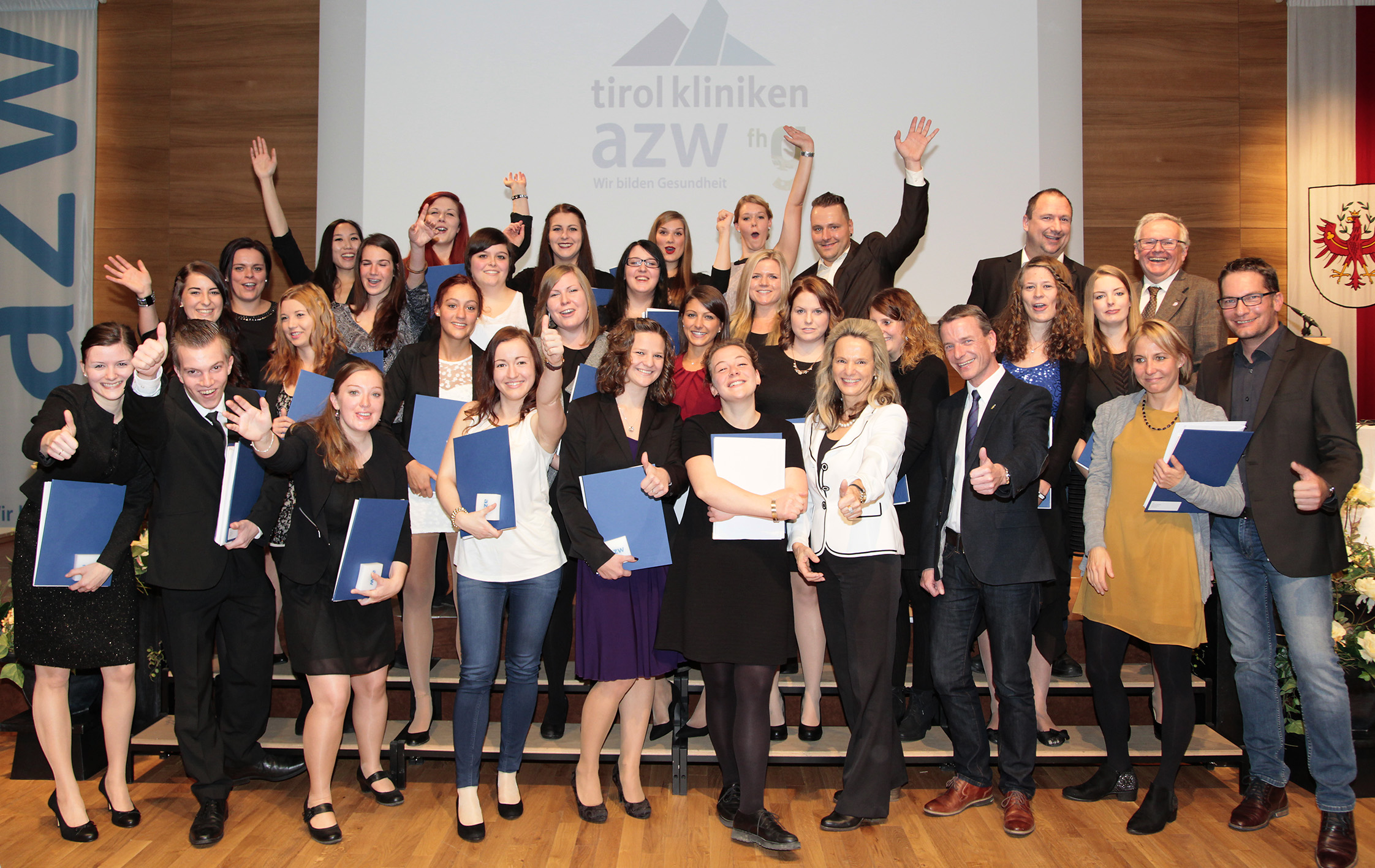 HR Dr. Dietmar Schennach (hintere Reihe, r.), Leiter der Gruppe Gesundheit und Soziales in der Tiroler Landesregierung, Vizebürgermeister Christoph Kaufmann (erste Reihe, 3.v.r.) und Direktorin des AZW Waltraud Buchberger, MSc (erste Reihe, 4.v.r.) übernahmen es, den AbsolventInnen persönlich zu ihrem Abschluss zu gratulieren.