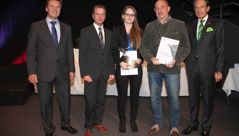 Insgesamt 3.304 Lehrlinge des zweiten und dritten Lehrjahres haben sich heuer der Herausforderung der TyrolSkills Lehrlingswettbewerbe gestellt. In ganz Tirol haben rund 300 Wettbewerbe in über 65 Lehrberufen stattgefunden. Besonders erfolgreich waren dabei die Teilnehmer aus den Bezirken Innsbruck-Stadt und –Land. Hier gab es sieben zweifache Landessieger, 24 Landessieger, 21 Zweitplatzierte, 25 Drittplatzierte sowie 84 Lehrlinge mit Goldenem Leistungsabzeichen. Sie alle wurden vergangenen Freitag bei einer feierlichen Gala im Congress Innsbruck geehrt, bei der mehr als 640 Gäste anwesend waren. Vizebürgermeister Christoph Kaufmann (2. v.l.) gratulierte gemeinsam mit WK-Präsident Jürgen Bodenseer (r.) und WK-Vizepräsident Martin Felder (l.) herzlich!