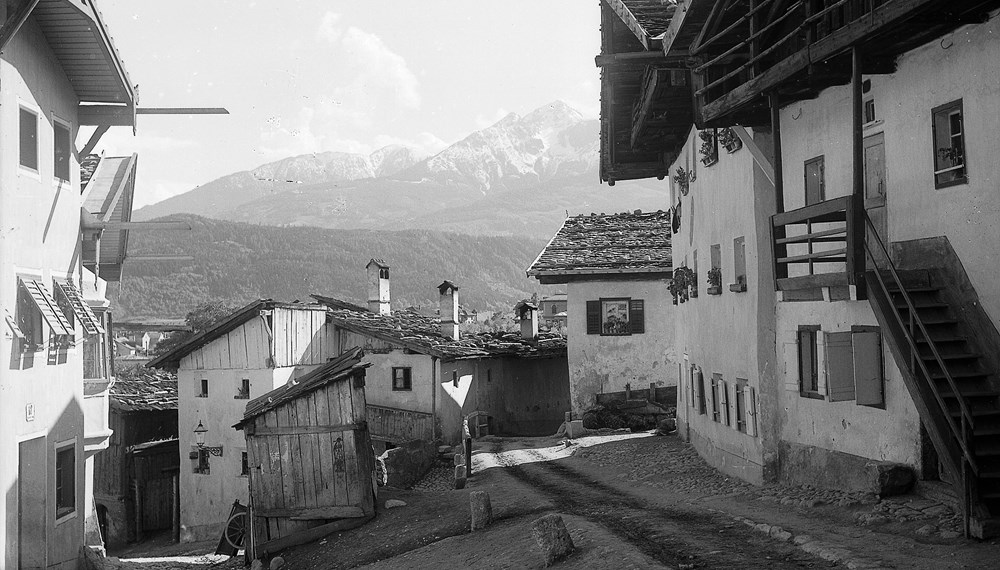 Blick in die Bäckerbühelgasse in Hötting, um 1900.