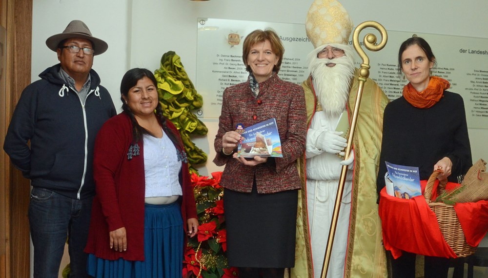 Bürgermeisterin Christine Oppitz-Plörer bekam am 6. Dezember Besuch vom Heiligen Nikolaus. Er überbrachte einen Adventkalender und eine Orange von "Bruder und Schwester in Not". Die Organisation unterstützt die indigene Bevölkerung von Bolivien. Favio und Sonia erzählten von den Problemen in ihrem Land und übergaben der Stadtchefin ebenfalls ein Geschenk. Projektkoordinatorin Magdalena Wiesmüller begleitete den Nikolaus und seine Gäste.