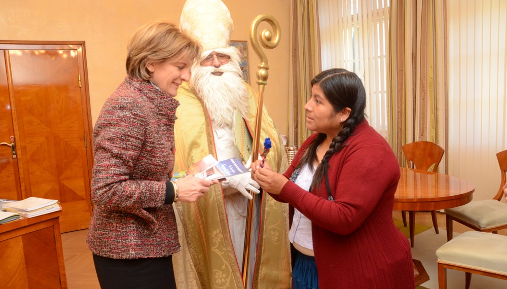 Bürgermeisterin Christine Oppitz-Plörer bekam am 6. Dezember Besuch vom Heiligen Nikolaus. Er überbrachte einen Adventkalender und eine Orange von "Bruder und Schwester in Not". Die Organisation unterstützt die indigene Bevölkerung von Bolivien. Favio und Sonia erzählten von den Problemen in ihrem Land und übergaben der Stadtchefin ebenfalls ein Geschenk. Projektkoordinatorin Magdalena Wiesmüller begleitete den Nikolaus und seine Gäste.