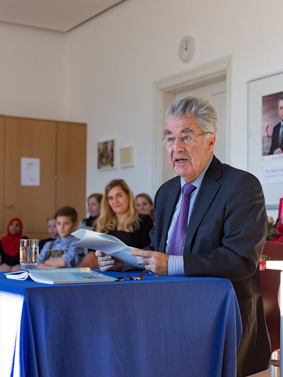 Vor wenigen Monaten noch auf der Weltbühne, besuchte Bundespräsident a.D. Dr. Heinz Fischer am 15. Dezember 2016 die Volksschule Hötting. Im Rahmen des Vorleseschwerpunkts „Lesestars“, den Direktorin Mag. Dagmar Klingler in der Volksschule Hötting für dieses Schuljahr gesetzt hat, um die Motivation der Kinder zum Lesen zu erhöhen, gab Heinz Fischer - unprätentiös, wie ihn die Österreicher lieben gelernt haben - Kostproben seiner unglaublich sympathischen Art vor den Höttinger Kindern zum Besten – und gewann auf Anhieb ihre Herzen: Er erzählte von seinen Enkeln, von seiner Frau Margit, von Österreich und Schweden und las eine Geschichte von den Kindern von Bullerbü von Astrid Lindgren vor.
Für die Kinder war es ein unvergesslicher Tag, einen gleichermaßen prominenten wie beliebten Menschen wie Dr. Heinz Fischer hautnah kennen zu lernen. Die Nachfrage in der Schulbibliothek der VS Hötting nach dem von ihm vorgelesenen Buch und allen anderen Astrid Lindgren-Büchern ist jetzt groß, alle sind ausgeliehen und auch Reservierungen liegen bereits vor. Hötting liest! Sein Besuch hat den Kindern der VS Hötting aber auch ganz deutlich gezeigt, dass wahre Prominenz nur dann spürbar ist, wenn den Kindern ein offenes Herz begegnet, wie das bei Dr. Heinz Fischer in unvergesslicher Form der Fall war. Einstimmiger Tenor der Höttinger Kinder daher: „Der Hei Fi ist voll cool!“