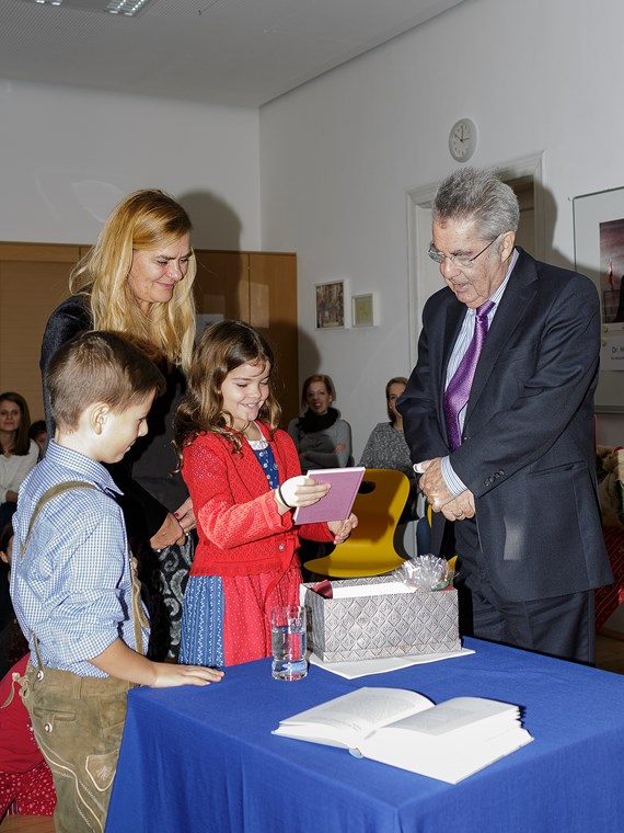 Vor wenigen Monaten noch auf der Weltbühne, besuchte Bundespräsident a.D. Dr. Heinz Fischer am 15. Dezember 2016 die Volksschule Hötting. Im Rahmen des Vorleseschwerpunkts „Lesestars“, den Direktorin Mag. Dagmar Klingler in der Volksschule Hötting für dieses Schuljahr gesetzt hat, um die Motivation der Kinder zum Lesen zu erhöhen, gab Heinz Fischer - unprätentiös, wie ihn die Österreicher lieben gelernt haben - Kostproben seiner unglaublich sympathischen Art vor den Höttinger Kindern zum Besten – und gewann auf Anhieb ihre Herzen: Er erzählte von seinen Enkeln, von seiner Frau Margit, von Österreich und Schweden und las eine Geschichte von den Kindern von Bullerbü von Astrid Lindgren vor.
Für die Kinder war es ein unvergesslicher Tag, einen gleichermaßen prominenten wie beliebten Menschen wie Dr. Heinz Fischer hautnah kennen zu lernen. Die Nachfrage in der Schulbibliothek der VS Hötting nach dem von ihm vorgelesenen Buch und allen anderen Astrid Lindgren-Büchern ist jetzt groß, alle sind ausgeliehen und auch Reservierungen liegen bereits vor. Hötting liest! Sein Besuch hat den Kindern der VS Hötting aber auch ganz deutlich gezeigt, dass wahre Prominenz nur dann spürbar ist, wenn den Kindern ein offenes Herz begegnet, wie das bei Dr. Heinz Fischer in unvergesslicher Form der Fall war. Einstimmiger Tenor der Höttinger Kinder daher: „Der Hei Fi ist voll cool!“