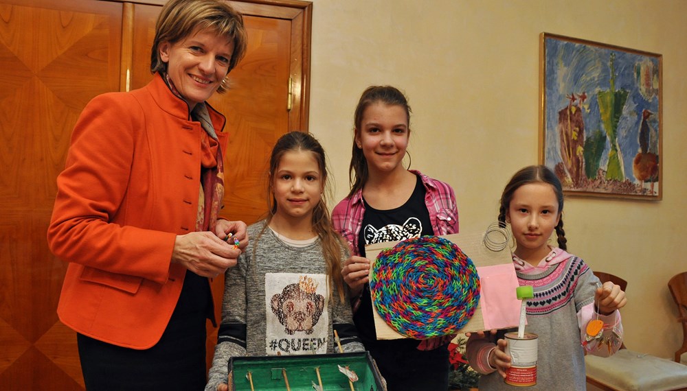 Bürgermeisterin Christine Oppitz-Plörer bekam kürzlich Besuch von drei sozial engagierten jungen Innsbruckerinnen, die sich für bedürftige Menschen einsetzen. Sie erzählten der Stadtchefin von ihren Ideen, präsentierten Bastelarbeiten und fragten um Unterstützung an.