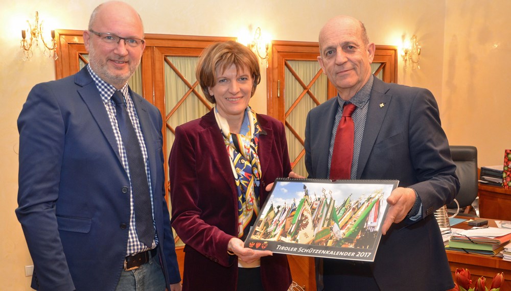 Zu einem vorweihnachtlichen Treffen kam es am 20. Dezember zwischen Bürgermeisterin Christine Oppitz-Plörer und dem Bund der Tiroler Schützenkompanien. Bei ihrem Besuch im Rathaus übergab Landeskommandant Fritz Tiefenthaler (r.) der Bürgermeisterin traditionellerweise einen Jahreskalender.