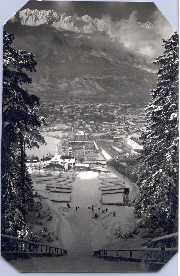 Am Nordende der Aufnahme ist noch das 1961 abgebrochene „Gasthaus Buchhof“ zu sehen.