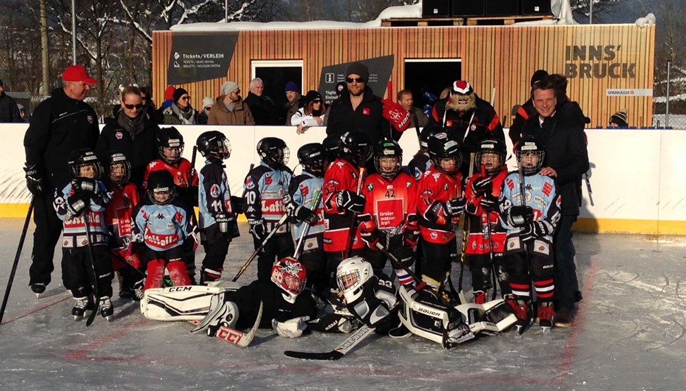 Die Haie des HC Innsbruck veranstalteten im Beisein von Vizebürgermeister und Sportreferent Christoph Kaufmann ein spannendes Nachwuchsspiel beim Eiszauber am Baggersee. Nach dem Spiel gab es eine Autogrammstunde mit einigen Spielern der HCI-Kampfmannschaft.