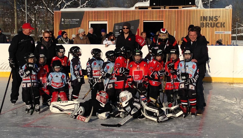 Die Haie des HC Innsbruck veranstalteten im Beisein von Vizebürgermeister  und  Sportreferent Christoph Kaufmann ein spannendes Nachwuchsspiel beim Eiszauber am Baggersee. Nach dem Spiel gab es eine Autogrammstunde mit einigen Spielern der HCI-Kampfmannschaft.