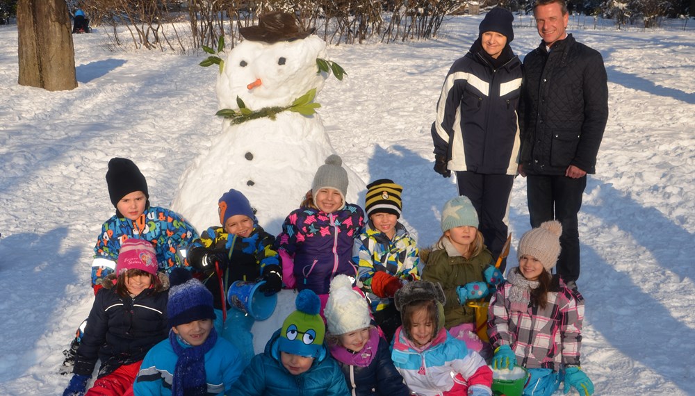 Der Verein "Freunde des Innsbrucker Hofgartens" lud Mitte Jänner zum wiederholten Male die Kinder des Kindergartens O-Dorf ein, um einen großen Schneemann zu bauen. Die Kinder ließen sich natürlich nicht lange bitten: Eine prächtige Schneefrau inklusive Karottennase war das Ergebnis - und zwar gerade rechtzeitig zum internationalen Tag des Schneemanns am 18. Jänner! Vizebürgermeister Christoph Kaufmann zeigte sich von den Baukünsten der Jüngsten begeistert.