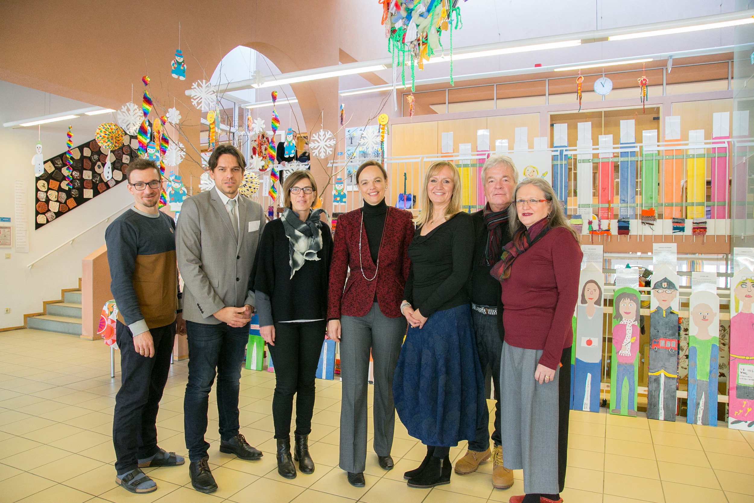 Beim Besuch in der Volksschule Igls-Vill (v.l.): Lehrer Hannes Meraner, Christian Biendl (Land Tirol), LSI Ingrid Handle, Bildungsministerin Sonja Hammerschmid, Direktorin Carmen Leitner, Stadtrat Ernst Pechlaner und Lehrerin Christel Mühlegger-Frenzel