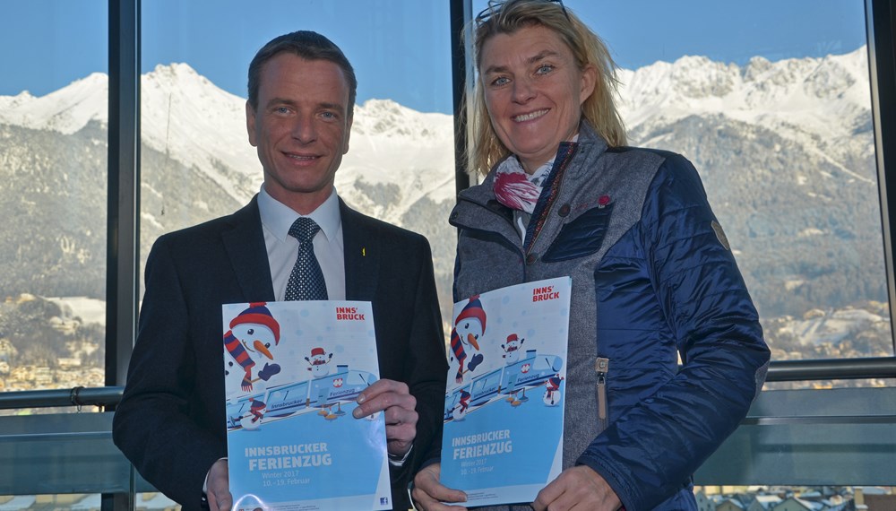 Der Semester-Ferienzug 2017 fährt ein: Vizebürgermeister Christoph Kaufmann und Organisatorin und „Lokführerin“ Birgit Ginter mit dem heurigen Veranstaltungsprogramm.