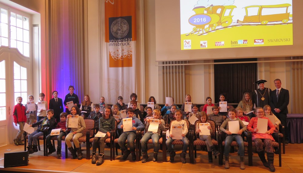Im Rahmen dieser kleinen akademischen Feier verlieh Vizerektorin Sabine Schindler vor Kurzem das Jungforscher-Diplom an jene Kinder, die mindestens an vier Kursen der Kinder-Sommer-Uni 2016 teilgenommen haben. Diesmal werden 26 Kinder für ihre Leistungen ausgezeichnet. Vizebürgermeister Christoph Kaufmann (hinten r.) gratulierte.
Im Rahmen der Kinder-Sommer-Uni, die bereits zum 15. Mal in Zusammenarbeit mit dem Innsbrucker Ferienzug stattfand, wurden im Jahr 2016 zahlreiche Kurse veranstaltet. Und auch diesmal nutzten wieder zahlreiche Kinder aus ganz Tirol das umfangreiche Angebot und die Gelegenheit, zusammen mit WissenschaftlerInnen an spannenden Themen zu arbeiten und zu forschen. Über 800 Kinder zwischen 8 und 14 Jahren und auch ca. 60 Jugendliche bis 18 Jahren haben heuer fleißig geforscht und die Universität sowie ihre Vielzahl an Fächern kennen gelernt.
