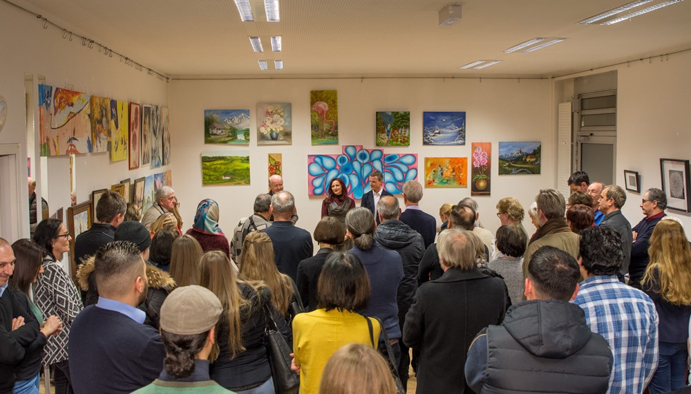 Das letzte Jänner-Wochenende stand im Veranstaltungszentrum VNO (Verband Neu Arzl/O-Dorf) ganz im Zeichen der Kunst. Petra und Hazim Karahasanović organisierten bereits zum 7. Mal ein „Interkulturelles künstlerisches Schaffen“ mit dem Ziel, durch eine Bilderausstellung sowie einen literarischen Abend den Kulturaustausch und das Verständnis zwischen Menschen aus aller Welt zu fördern. Die Vernissage wurde von Vizebürgermeister Christoph Kaufmann sowie dem Präsident des VNO Friedel Ludescher eröffnet. Besonders erfreulich war dass es gelungen ist, Menschen aus verschiedenen Ländern und Interessen an einem Ort zu versammeln und sich gegenseitig auszutauschen. So wurde der Abend von vielen MigrantInnen aber auch von Mitgliedern der Freiwilligen Feuerwehr Neu-Arzl, den Schützen etc. besucht.