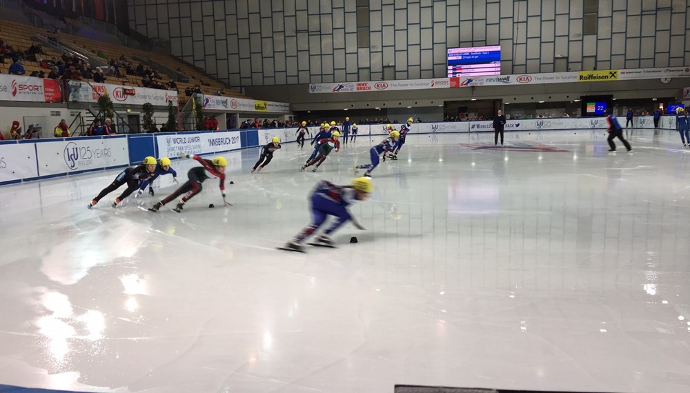 Die Junioren-Weltelite des Eisschnelllaufens trat in Innsbruck/Tirol zur Weltmeisterschaft im Short Track an. Die Olympiaworld ist eine ideale Bühne für spannende Wettläufe – mitten im Herz der Alpen. 210 Athleten, im Alter zwischen 14 bis 18 Jahren, aus über 40 Nationen, kämpften um die begehrten Titel im Einzel und Staffel.