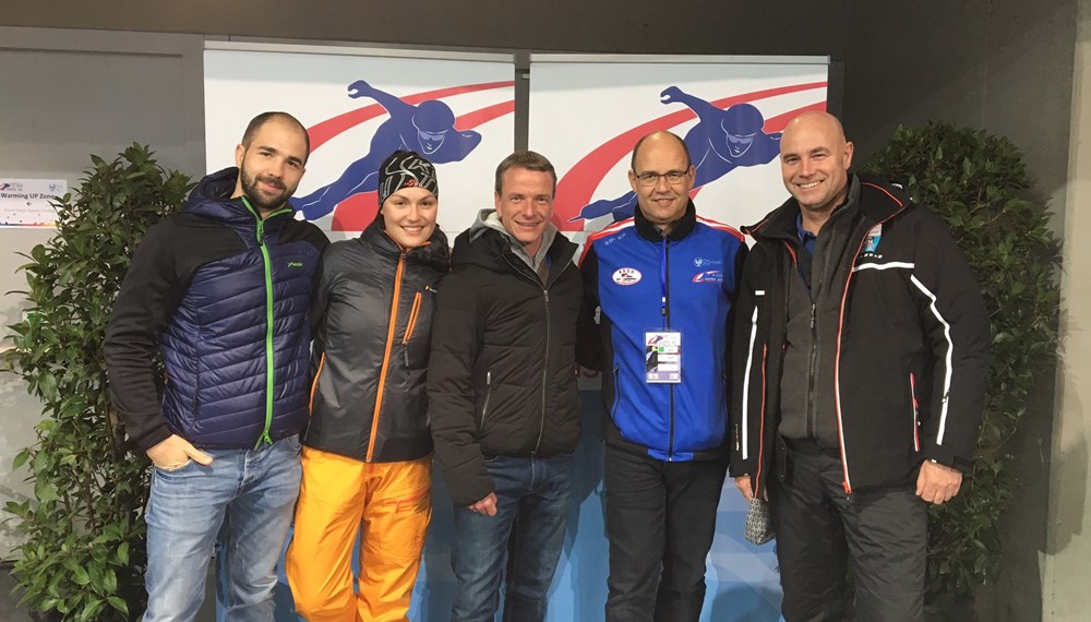 Die Junioren-Weltelite des Eisschnelllaufens trat in Innsbruck/Tirol zur Weltmeisterschaft im Short Track an. Die Olympiaworld ist eine ideale Bühne für spannende Wettläufe – mitten im Herz der Alpen. 210 Athleten, im Alter zwischen 14 bis 18 Jahren, aus über 40 Nationen, kämpften um die begehrten Titel im Einzel und Staffel.