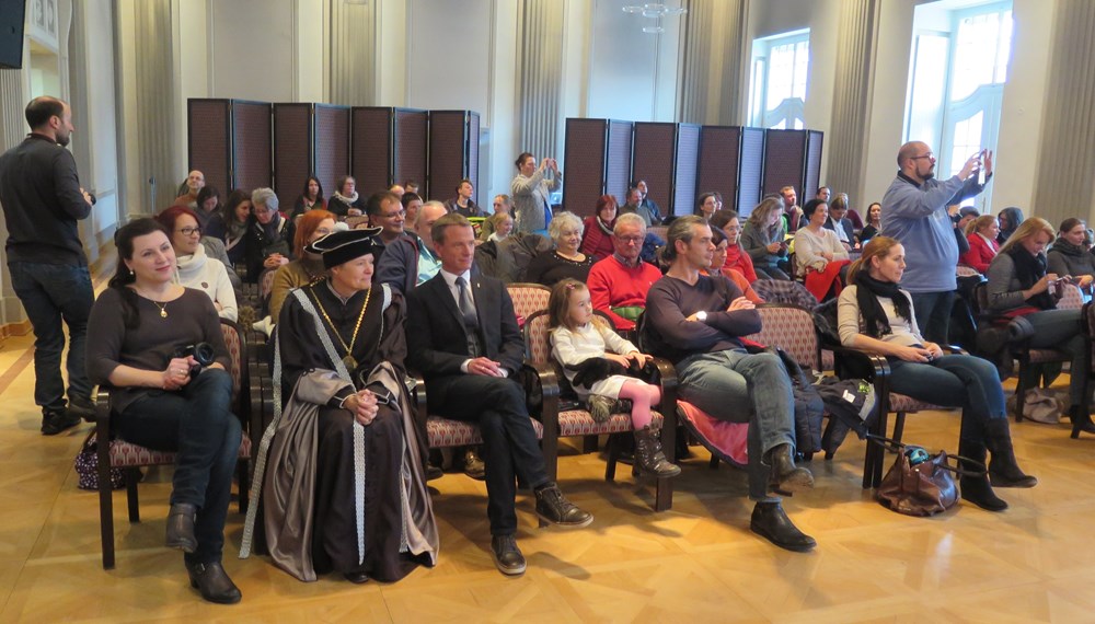 Im Rahmen der Jungforscher-Diplomfeier verleiht Vizerektorin Sabine Schindler das Diplom an jene Kinder, die mindestens an vier Kursen der Kinder-Sommer-Uni 2016 teilgenommen haben. Sie besuchten in den Ferien Workshops an der Universität, schnupperten in verschiedenste Fächer und haben dabei erste Experimente durchgeführt und Forschungsfragen aufgestellt. Diesmal wurden 26 Kinder für ihre Leistungen ausgezeichnet.
Im Rahmen der Kinder-Sommer-Uni, die bereits zum 15. Mal in Zusammenarbeit mit dem Innsbrucker Ferienzug stattfand, wurden im Jahr 2016 zahlreiche Kurse veranstaltet. Und auch diesmal nutzten wieder zahlreiche Kinder aus ganz Tirol das umfangreiche Angebot und die Gelegenheit, zusammen mit WissenschaftlerInnen an spannenden Themen zu arbeiten und zu forschen. Über 800 Kinder zwischen 8 und 14 Jahren und auch ca. 60 Jugendliche bis 18 Jahren haben heuer fleißig geforscht und die Universität sowie ihre Vielzahl an Fächern kennen gelernt.