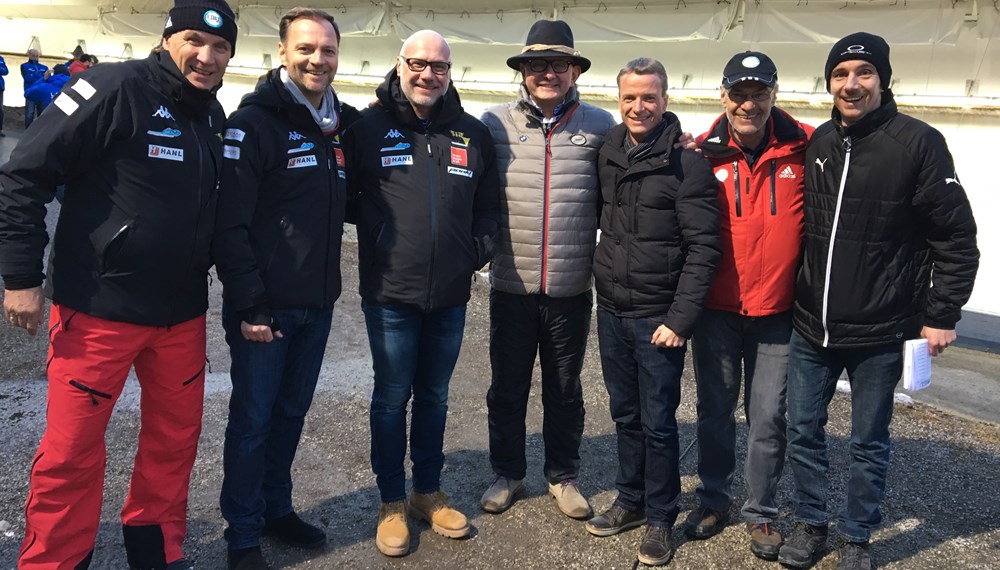 Zum vierten Mal in der laufenden Weltcup-Saison ist Österreichs Skeleton-Ass Janine Flock Anfang Februar aufs Podest gefahren. Beim Heimrennen in Innsbruck-Igls belegte die Rumerin Platz 3. Bei den Herren gewann der Lette Martins Dukurs vor dem Russen Alexander Tretjakow und dem Südkoreaner Yun Sung Bin. Die Siegerehrung führten Vizebürgermeister und Sportreferent Christoph Kaufmann, IBSF Präsident Ivo Feriani, ÖBSV Präsident Roman Schobersberger und ÖBSV Vizepräsident Markus Mitterrutzner durch.