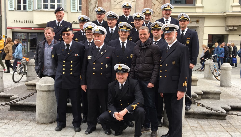 Eine Abordnung deutscher und niederländischer Marine-Unteroffiziere besuchte auch heuer Tirol, um auf Einladung der Unteroffiziersgesellschaft Tirol (UOGT) sowie der Innsbrucker Marinefreunde unter anderem am Ball der Unteroffiziere in Absam teilzunehmen. Vizebürgermeister Christoph Kaufmann und TVB Direktorstellv. Christoph Sock begrüßten die Delegation.
Seit mittlerweile 35 Jahren verbindet die Unteroffiziere aus dem Ausland nun schon eine Kameradschaft mit den Innsbrucker Marine-Freunden rund um Herbert Rieder und Josef Lessiak sowie der Tiroler Unteroffiziersgesellschaft. Jedes Jahr besuchen sie Tirol bzw. Innsbruck, um mit den österreichischen Kollegen den kameradschaftlichen Kontakt zu pflegen.