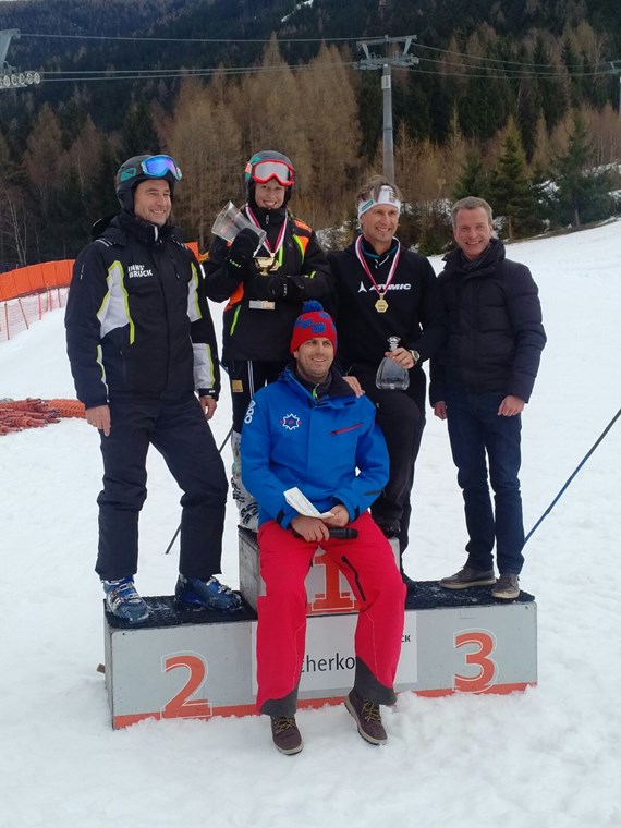 Der 04. Februar stand in der Tiroler Landeshauptstadt ganz im Zeichen des Wintersports. Am „Bewegt am Berg“-Aktionstag verwandelte sich der Patscherkofel in ein Paradies für große und kleine WintersportliebhaberInnen. Bereits zum 13. Mal fand der städtische Wintersporttag statt. Ein facettenreiches Programm inklusive der 44. Innsbrucker Stadtskimeisterschaften, organisiert von ESVI Sektion Ski, wartete auf die BesucherInnen. Von Skirennen über Lawinenkurse bis hin zu einer geführten Schneeschuhwanderung war alles mit dabei.