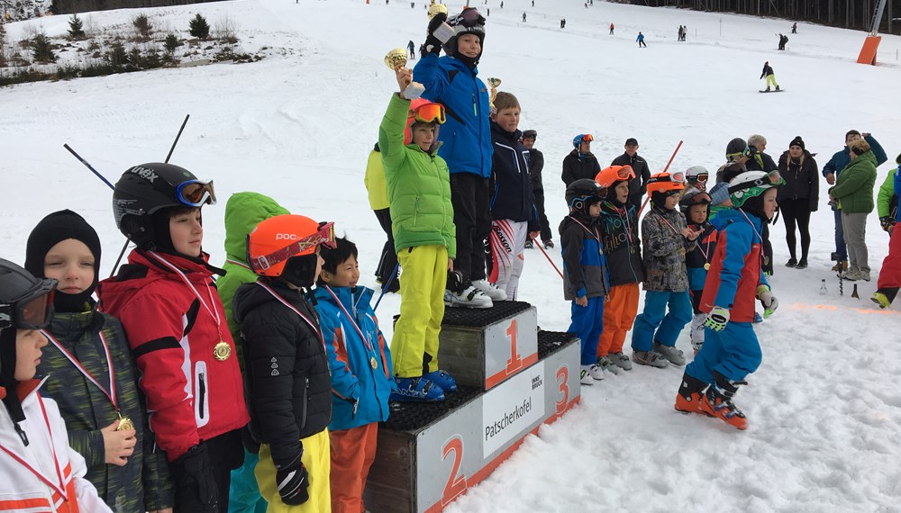 Der 04. Februar stand in der Tiroler Landeshauptstadt ganz im Zeichen des Wintersports. Am „Bewegt am Berg“-Aktionstag verwandelte sich der Patscherkofel in ein Paradies für große und kleine WintersportliebhaberInnen. Bereits zum 13. Mal fand der städtische Wintersporttag statt. Ein facettenreiches Programm inklusive der 44. Innsbrucker Stadtskimeisterschaften, organisiert von ESVI Sektion Ski, wartete auf die BesucherInnen. Von Skirennen über Lawinenkurse bis hin zu einer geführten Schneeschuhwanderung war alles mit dabei.