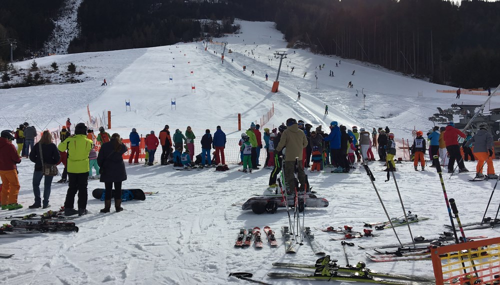 Der 04. Februar stand in der Tiroler Landeshauptstadt ganz im Zeichen des Wintersports. Am „Bewegt am Berg“-Aktionstag verwandelte sich der Patscherkofel in ein Paradies für große und kleine WintersportliebhaberInnen. Bereits zum 13. Mal fand der städtische Wintersporttag statt. Ein facettenreiches Programm inklusive der 44. Innsbrucker Stadtskimeisterschaften, organisiert von ESVI Sektion Ski, wartete auf die BesucherInnen. Von Skirennen über Lawinenkurse bis hin zu einer geführten Schneeschuhwanderung war alles mit dabei.