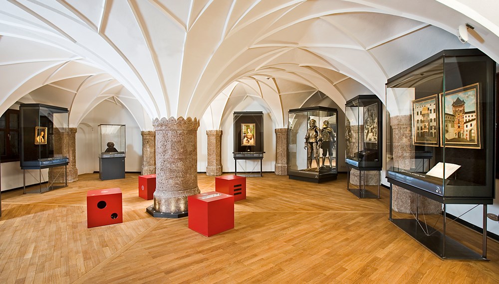 Die Ausstellungen im Museum Goldenes Dachl ziehen sowohl Einheimische als auch TouristInnen an.