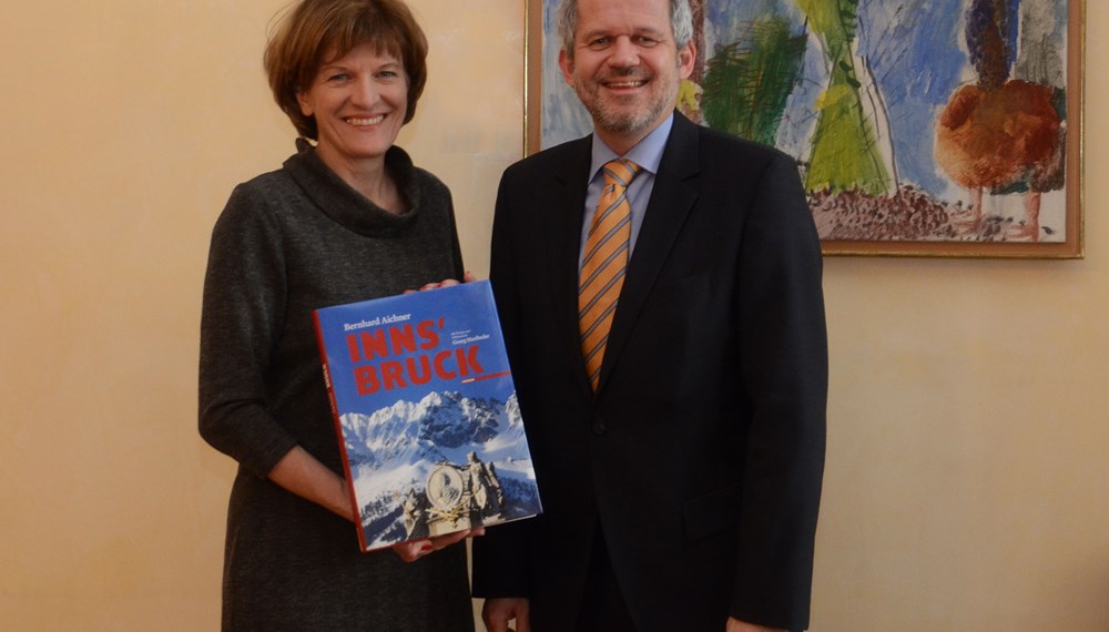 Bürgermeisterin Christine Oppitz-Plörer empfing am Dienstag den österreichischen Generalkonsul, Dr. Wolfgang Spadinger, im Rathaus. Der Diplomat unterhielt sich mit Innsbrucks Stadtchefin über die Zusammenarbeit mit Südtirol sowie das Aufgabengebiet des Generalkonsuls. Als Erinnerung bekam Dr. Spadinger ein Innsbruck-Buch.