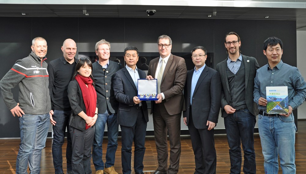 Eine Delegation aus der Region des chinesischen Changbai-Gebirges, dem größten Naturschutzgebiet Chinas, war Ende Februar im Rathaus zu Gast. Angesichts einer etwaigen Bewerbung der Volksrepublik für die International Children's Games holten die VertreterInnen in Innsbruck Informationen und Erfahrungswerte der ICG-Host City von 2016 ein. Passend zum Anlass überreichte Stadtrat Franz X. Gruber (4.v.r.) im Beisein von Peter Mall (Koordinator für Sport & Rahmenprogramm FIS Alpine Ski WM 2001 in St. Anton am Arlberg, links), Thomas Waimann (Sportamt Innsbruck 2.v.l.), Werner Margreiter (Sportchef YOG Innsbruck 2012, 4.v.l.) und Georg Spazier (Geschäftsführer innsbruck-tirol sports, 2.v.r.) Medaillen der ICG Innsbruck 2016 an die chinesischen Gäste.