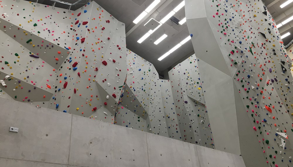 Gemeinsam mit Architekt Thomas Schnizer und Reini Scherer besichtigten wir die Baustelle des neuen Kletterzentrums Innsbruck.
Vor knapp einem eineinhalb Jahren begannen die Bauarbeiten zum neuen WUB- Kletterzentrum Innsbruck, welches im Geviert zwischen Viaduktbögen und Sill liegt. Das Gebäude wird als räumlich offenes Baukörperensemble zwischen den einzelnen Bauteilen konzipiert. Die architektonische Besonderheit sowie die sportliche Qualität des neuen Kletterzentrums war schon bei der Firstfeier sichtbar.