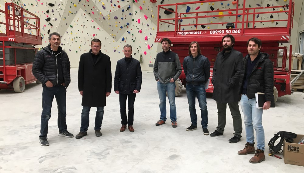 Gemeinsam mit Architekt Thomas Schnizer und Reini Scherer besichtigten wir die Baustelle des neuen Kletterzentrums Innsbruck.
Vor knapp einem eineinhalb Jahren begannen die Bauarbeiten zum neuen WUB- Kletterzentrum Innsbruck, welches im Geviert zwischen Viaduktbögen und Sill liegt. Das Gebäude wird als räumlich offenes Baukörperensemble zwischen den einzelnen Bauteilen konzipiert. Die architektonische Besonderheit sowie die sportliche Qualität des neuen Kletterzentrums war schon bei der Firstfeier sichtbar.