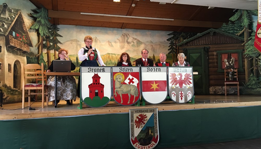 Der Verein der Südtiroler in Innsbruck Stadt und Land traf sich im Gasthaus Sandwirt zur Jahreshauptversammlung. Ein herzliches Dankeschön an die Obfrau Heidi Thomann für die zahlreichen Aktivitäten im Sinne der Brauchtumspflege. Als Ehrengast könnte unter anderem Vizebürgermeister Christoph Kaufmann und Landesrätin Martha Stocker aus Südtirol begrüßt werden.