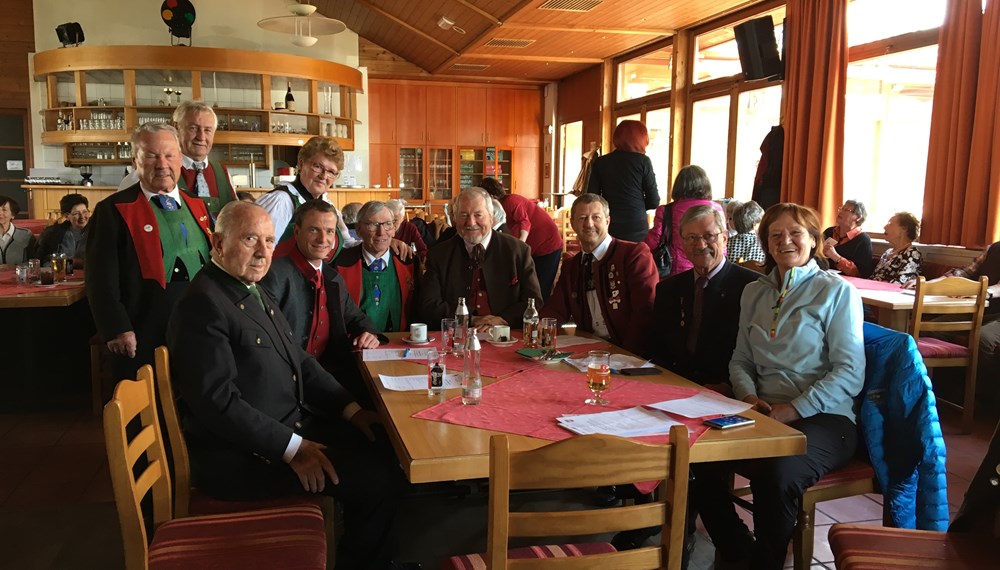 Der Verein der Südtiroler in Innsbruck Stadt und Land traf sich im Gasthaus Sandwirt zur Jahreshauptversammlung. Ein herzliches Dankeschön an die Obfrau Heidi Thomann für die zahlreichen Aktivitäten im Sinne der Brauchtumspflege. Als Ehrengast könnte unter anderem Vizebürgermeister Christoph Kaufmann und Landesrätin Martha Stocker aus Südtirol begrüßt werden.