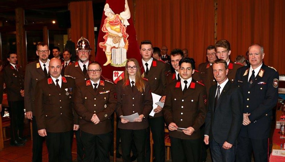 Am Freitag, den 03. März, fand im Gasthof Sandwirt am Inn die 33. Jahreshauptversammlung der Freiwilligen Feuerwehr Reichenau statt. Neben den Jahresberichten der Jugend und der aktiven Mannschaft, sowie des Kassaberichtes war die Angelobung von fünf jungen Feuerwehrmitgliedern ein Höhepunkt der diesjährigen Versammlung. Die KameradInnen der FF Reichenau arbeiteten letztes Jahr insgesamt 89 Einsätze (zwölf Brandeinsätze und 77 technische Einsätze) ab. 112 Übungen und Schulungen, darunter auch spezielle für Gruppen wie KarftfahrerInnen, MaschinistInnen, GruppenkommandantInnen usw. standen am Programm. Insgesamt waren die Kameraden/Innen im Jahr 2017, 8.001 Stunden für das Wohl der Bevölkerung des Schutzgebietes (Reichenau, Pradl, Teile des Pradler Saggen und der Rossau) im Einsatz. Vizebürgermeister Christoph Kaufmann sprach allen Beteiligten bei der Jahreshauptversammlung dafür ein herzliches Dankeschön aus.