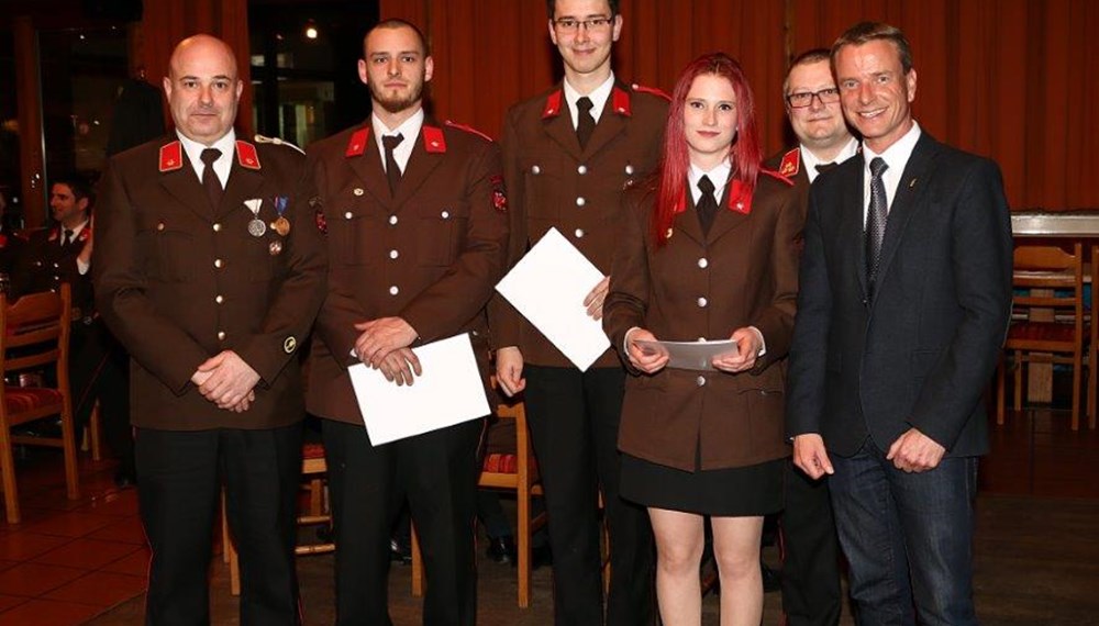 Am Freitag, den 03. März, fand im Gasthof Sandwirt am Inn die 33. Jahreshauptversammlung der Freiwilligen Feuerwehr Reichenau statt. Neben den Jahresberichten der Jugend und der aktiven Mannschaft, sowie des Kassaberichtes war die Angelobung von fünf jungen Feuerwehrmitgliedern ein Höhepunkt der diesjährigen Versammlung. Die KameradInnen der FF Reichenau arbeiteten letztes Jahr insgesamt 89 Einsätze (zwölf Brandeinsätze und 77 technische Einsätze) ab. 112 Übungen und Schulungen, darunter auch spezielle für Gruppen wie KarftfahrerInnen, MaschinistInnen, GruppenkommandantInnen usw. standen am Programm. Insgesamt waren die Kameraden/Innen im Jahr 2017, 8.001 Stunden für das Wohl der Bevölkerung des Schutzgebietes (Reichenau, Pradl, Teile des Pradler Saggen und der Rossau) im Einsatz. Vizebürgermeister Christoph Kaufmann sprach allen Beteiligten bei der Jahreshauptversammlung dafür ein herzliches Dankeschön aus.