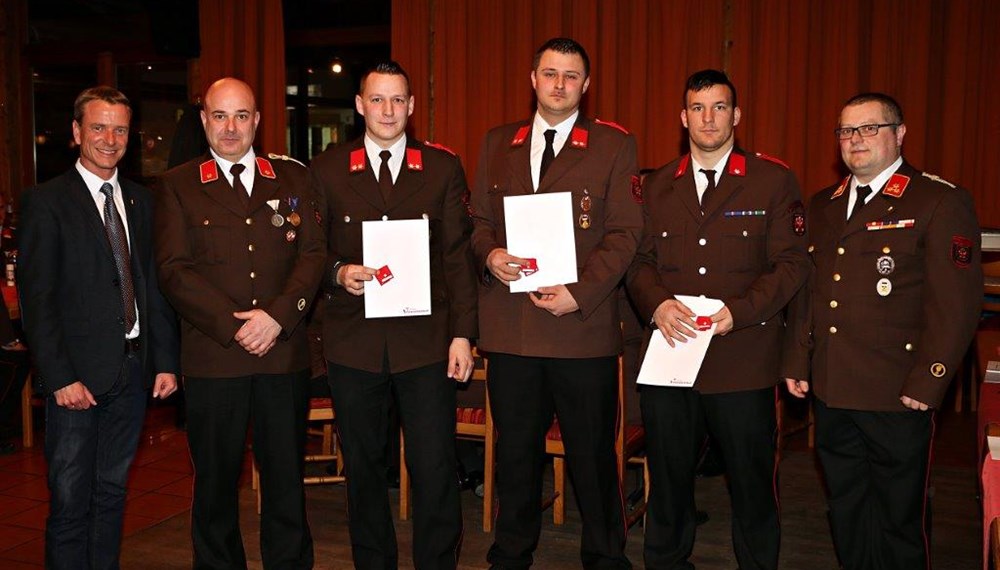 Am Freitag, den 03. März, fand im Gasthof Sandwirt am Inn die 33. Jahreshauptversammlung der Freiwilligen Feuerwehr Reichenau statt. Neben den Jahresberichten der Jugend und der aktiven Mannschaft, sowie des Kassaberichtes war die Angelobung von fünf jungen Feuerwehrmitgliedern ein Höhepunkt der diesjährigen Versammlung. Die KameradInnen der FF Reichenau arbeiteten letztes Jahr insgesamt 89 Einsätze (zwölf Brandeinsätze und 77 technische Einsätze) ab. 112 Übungen und Schulungen, darunter auch spezielle für Gruppen wie KarftfahrerInnen, MaschinistInnen, GruppenkommandantInnen usw. standen am Programm. Insgesamt waren die Kameraden/Innen im Jahr 2017, 8.001 Stunden für das Wohl der Bevölkerung des Schutzgebietes (Reichenau, Pradl, Teile des Pradler Saggen und der Rossau) im Einsatz. Vizebürgermeister Christoph Kaufmann sprach allen Beteiligten bei der Jahreshauptversammlung dafür ein herzliches Dankeschön aus.
