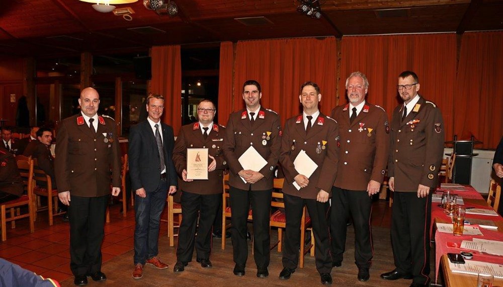 Am Freitag, den 03. März, fand im Gasthof Sandwirt am Inn die 33. Jahreshauptversammlung der Freiwilligen Feuerwehr Reichenau statt. Neben den Jahresberichten der Jugend und der aktiven Mannschaft, sowie des Kassaberichtes war die Angelobung von fünf jungen Feuerwehrmitgliedern ein Höhepunkt der diesjährigen Versammlung. Die KameradInnen der FF Reichenau arbeiteten letztes Jahr insgesamt 89 Einsätze (zwölf Brandeinsätze und 77 technische Einsätze) ab. 112 Übungen und Schulungen, darunter auch spezielle für Gruppen wie KarftfahrerInnen, MaschinistInnen, GruppenkommandantInnen usw. standen am Programm. Insgesamt waren die Kameraden/Innen im Jahr 2017, 8.001 Stunden für das Wohl der Bevölkerung des Schutzgebietes (Reichenau, Pradl, Teile des Pradler Saggen und der Rossau) im Einsatz. Vizebürgermeister Christoph Kaufmann sprach allen Beteiligten bei der Jahreshauptversammlung dafür ein herzliches Dankeschön aus.
