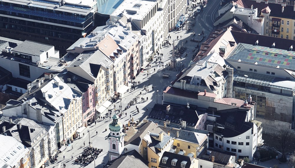 Die Ausstellung zeigt eigene Auseinandersetzungen von Migrantinnen mit Innsbruck als Lebensraum.