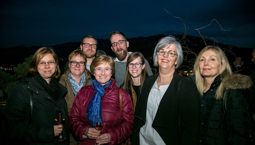 Bei der "Baustellenlesung" von Bernhard Aichner und Markus Koschuh im Pema-Gebäude war der Ausblick auf die Pema2-Baustelle grandios. Vor der Lesung gab Christina Krenmayr einen Einblick in die zukünftige Nutzung der neuen Stadtbibliothek.
Erstes Bild (v.l.): Christine Krenmayr (Stadtbibliothek), Stadtrat Gerhard Fritz, Wolfgang Adexlinger (Stadtplanung), Markus Schafferer (PEMA Group), Moderator Andreas Braun, Bürgermeisterin Christine Oppitz-Plörer, Bernhard Aichner, Markus Koschuh, Markus Schöpf (IIG), Architektin Kathrin Aste und Architekt Frank Ludin