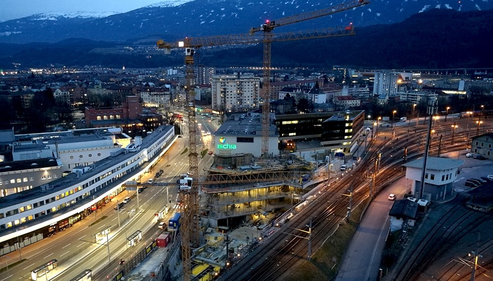 Bei der "Baustellenlesung" von Bernhard Aichner und Markus Koschuh im Pema-Gebäude war der Ausblick auf die Pema2-Baustelle grandios. Vor der Lesung gab Christina Krenmayr einen Einblick in die zukünftige Nutzung der neuen Stadtbibliothek.
Erstes Bild (v.l.): Christine Krenmayr (Stadtbibliothek), Stadtrat Gerhard Fritz, Wolfgang Adexlinger (Stadtplanung), Markus Schafferer (PEMA Group), Moderator Andreas Braun, Bürgermeisterin Christine Oppitz-Plörer, Bernhard Aichner, Markus Koschuh, Markus Schöpf (IIG), Architektin Kathrin Aste und Architekt Frank Ludin