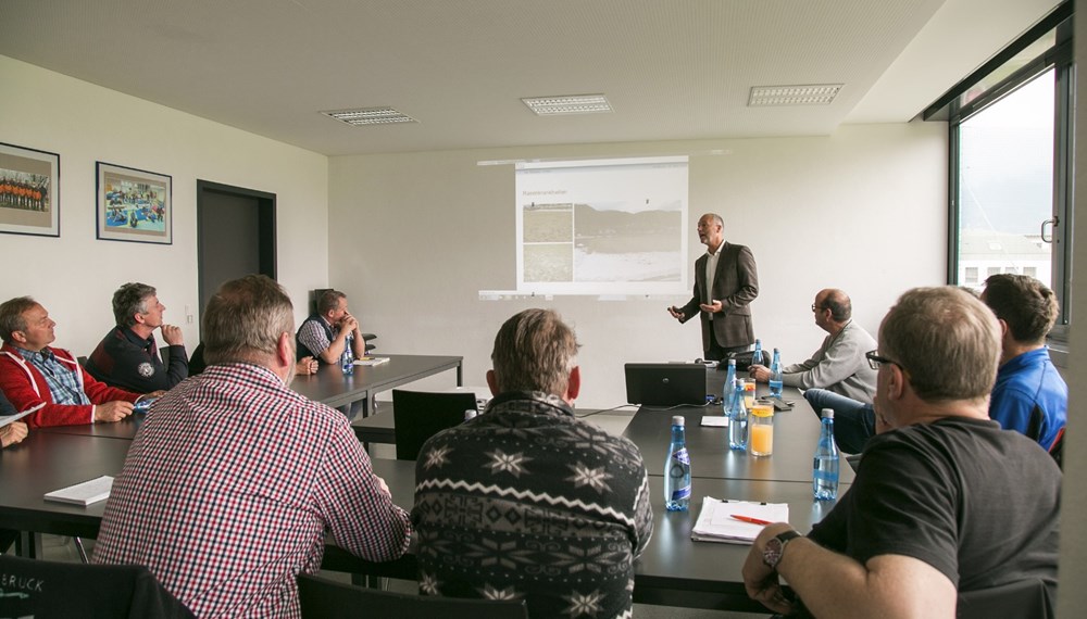 Die Platzwarte der Innsbrucker Sportstätten drückten heute die Schulbank. Sportreferent Vizebürgermeister Christoph Kaufmann überzeugte sich selbst vom qualitätsvollen Vortrag von Alexander Schütz (ÖISS). Wesentliche Inhalte waren die Pflege und Instandhaltung von Natur- und Kunstrasenplätzen. Die Mitarbeiter des städtischen Sportamtes konnten so ihre Fachkenntnis auffrischen und sich mit den neuesten Erkenntnissen und Techniken vertraut machen.