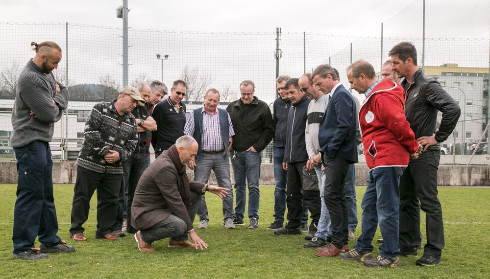 Die Platzwarte der Innsbrucker Sportstätten drückten heute die Schulbank. Sportreferent Vizebürgermeister Christoph Kaufmann überzeugte sich selbst vom qualitätsvollen Vortrag von Alexander Schütz (ÖISS). Wesentliche Inhalte waren die Pflege und Instandhaltung von Natur- und Kunstrasenplätzen. Die Mitarbeiter des städtischen Sportamtes konnten so ihre Fachkenntnis auffrischen und sich mit den neuesten Erkenntnissen und Techniken vertraut machen.