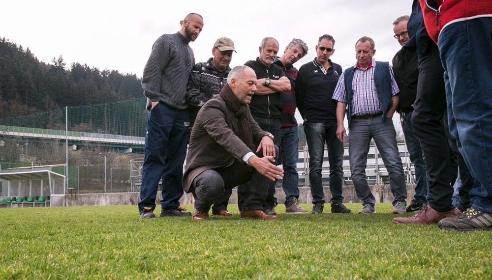 Die Platzwarte der Innsbrucker Sportstätten drückten heute die Schulbank. Sportreferent Vizebürgermeister Christoph Kaufmann überzeugte sich selbst vom qualitätsvollen Vortrag von Alexander Schütz (ÖISS). Wesentliche Inhalte waren die Pflege und Instandhaltung von Natur- und Kunstrasenplätzen. Die Mitarbeiter des städtischen Sportamtes konnten so ihre Fachkenntnis auffrischen und sich mit den neuesten Erkenntnissen und Techniken vertraut machen.