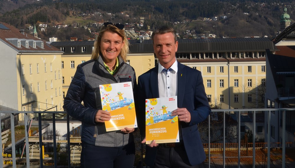 Vizebürgermeister Christoph Kaufmann (r.) präsentierte gemeinsam mit Birgit Ginter, Referatsleiterin Kinder- und Jugendförderung, das Programm des Osterferienzugs 2017.